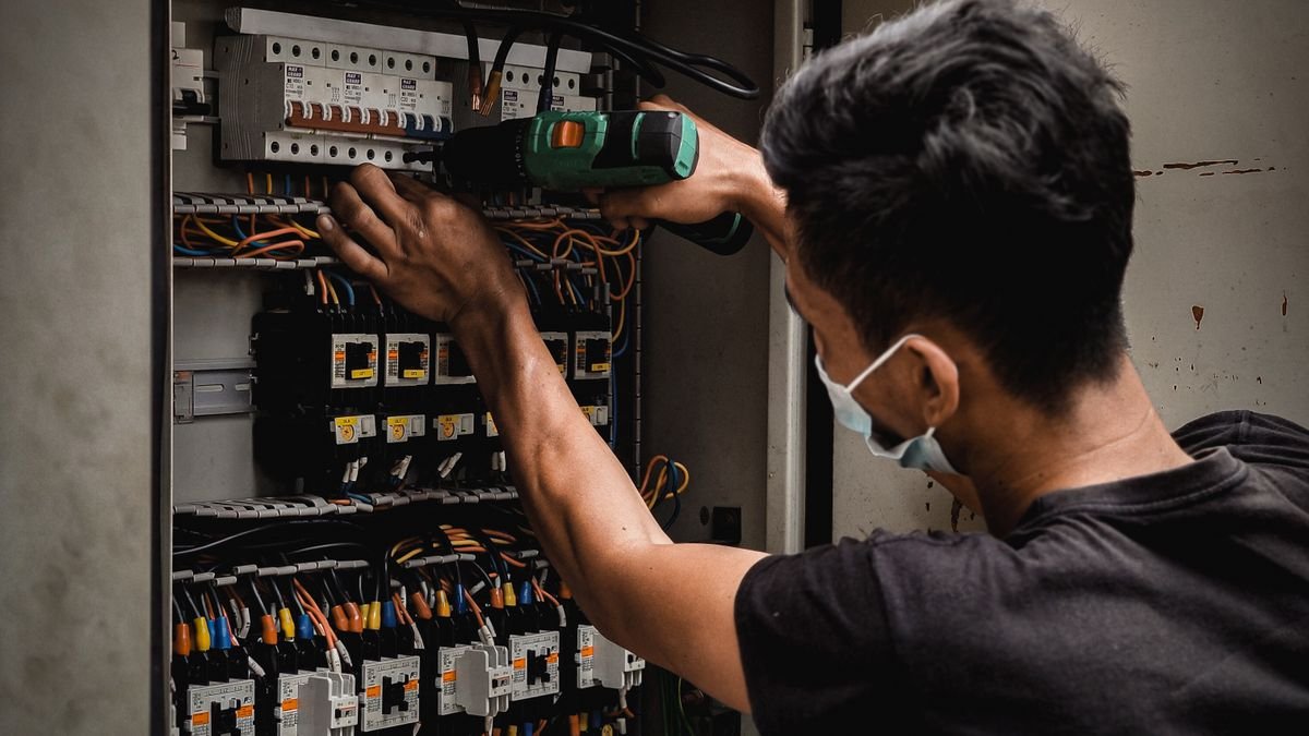 Teknisyen elektrik panosunda bakım çalışması yapıyor