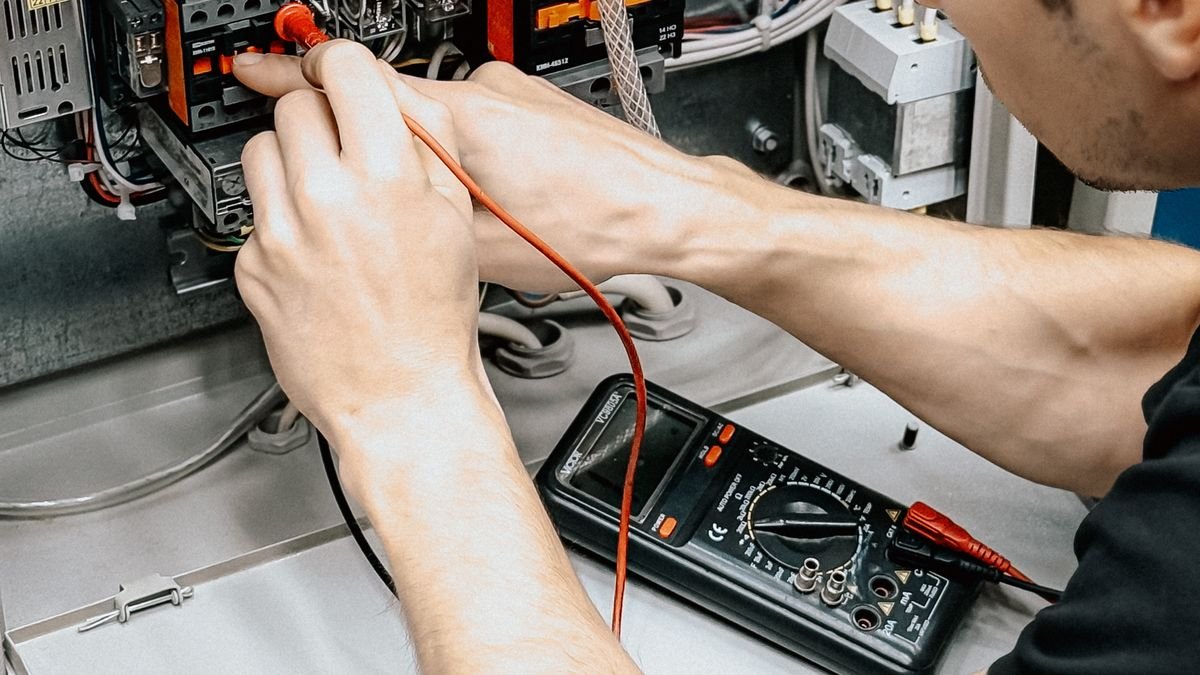 Multimetre ile elektrik devresinde gerilim yokluğu testi