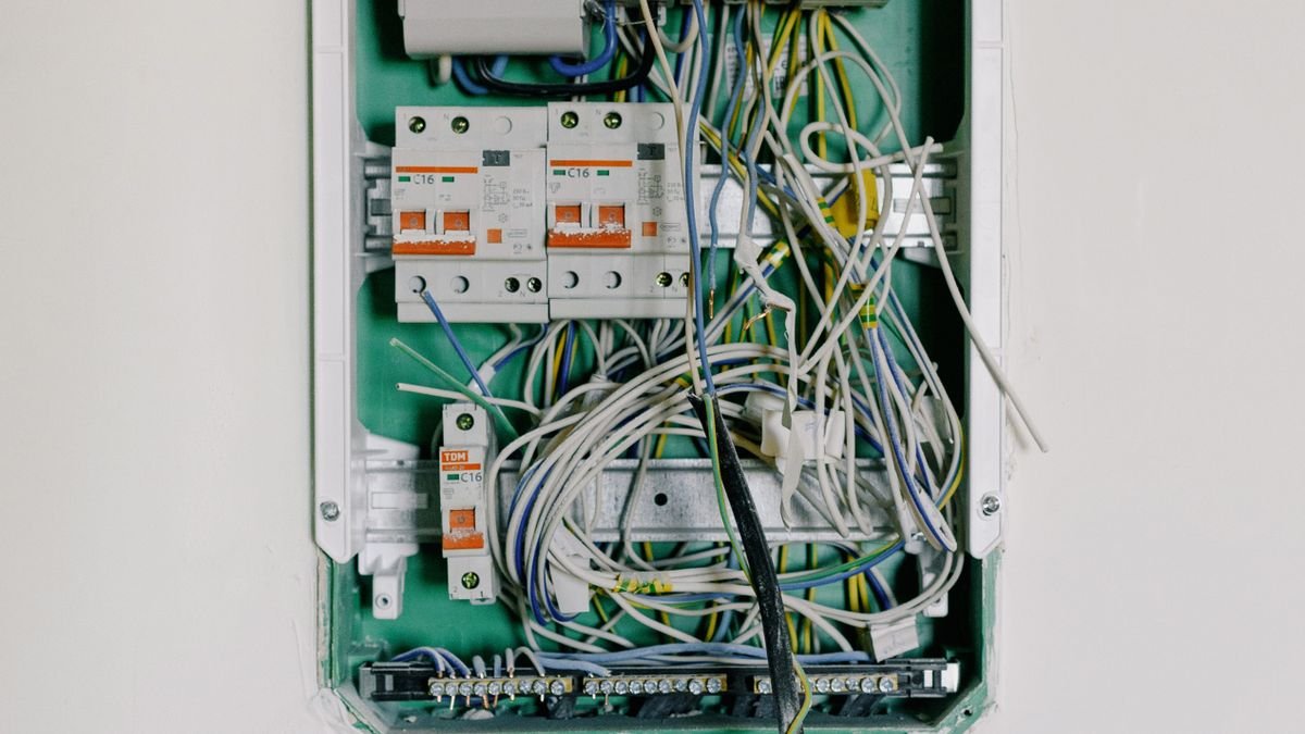 Endüstriyel elektrik dağıtım panosu ve devre kesiciler