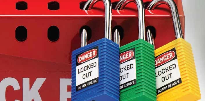 Kırmızı, mavi, yeşil ve sarı renkli emniyet asma kilitleri (LOTO)